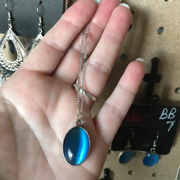 Short length silver necklace w/blue moonstone